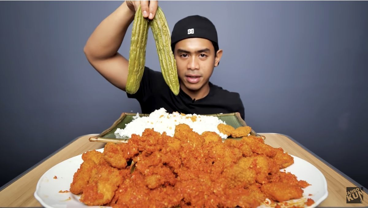 gokil_tanboy_kun_lahap_nugget_balado_200_cabe_dan_bakso_aci_mercon_saat_buka_puasa_2_23a31755d1.jpg